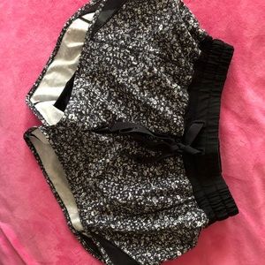 lululemon 2.5” shorts